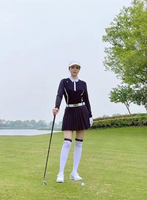 董璇穿运动裙打高尔夫活力满满身材性感长腿迷人气质好绝