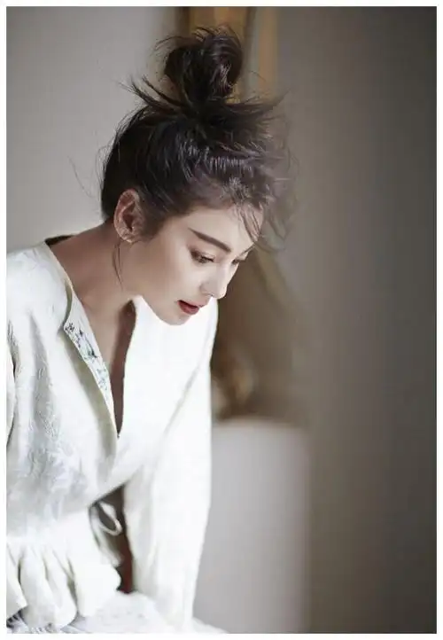 张雨绮越发大胆,白色塑料袋黑色丝绒开叉裙好个性,气质绝美