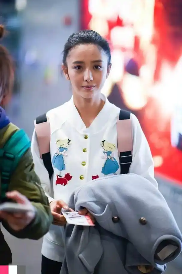 佟丽娅的素颜和打扮 佟丽娅的随性打扮和铁打的素颜形象令人惊艳,她