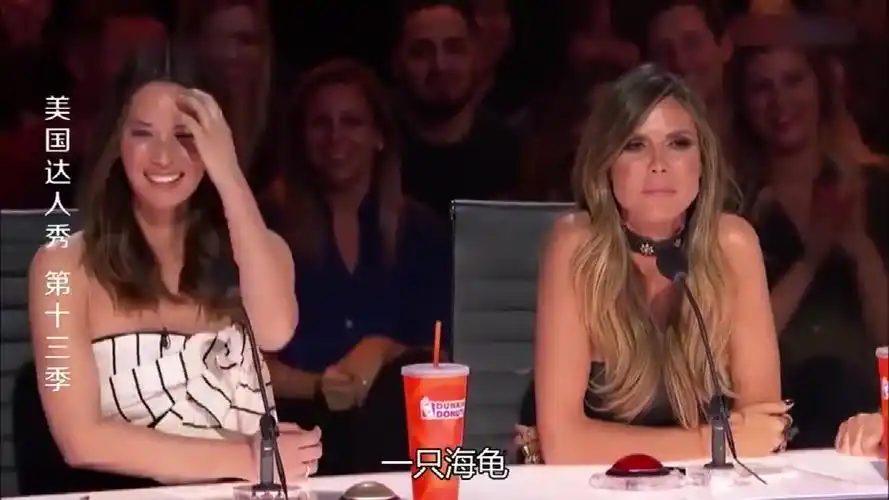 美国达人秀:史上最精彩的魔术,台下女评委为之倾倒,精彩!