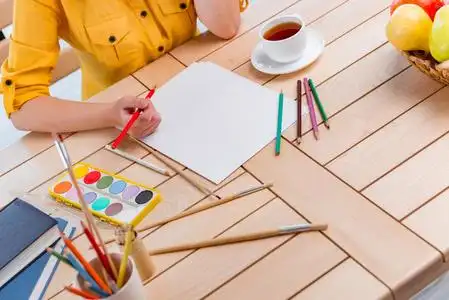 学校我的家画画年轻学校在家画画的女孩照片