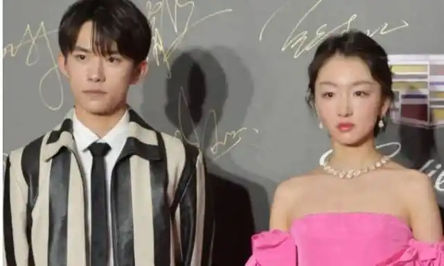 确实,影片中易烊千玺荧幕初吻都给了周冬雨,自己的那些女粉丝肯定不