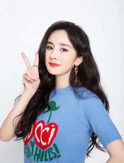 杨幂直播间终于开播啦冰丝针织衫少女感十足