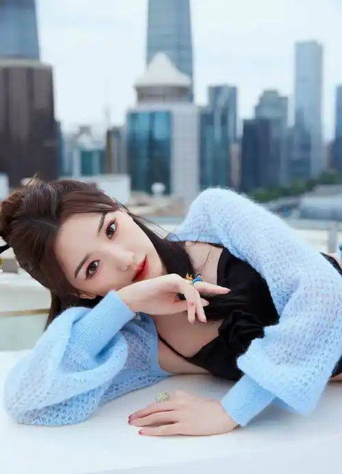 毛晓彤黑色吊带装优雅写真_皮肤_披肩_长发