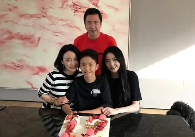 王中磊儿女近照,15岁儿子好成熟,23岁女儿变得认不出