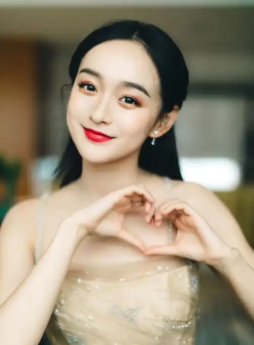 何泓姗甜美娇俏写真图片