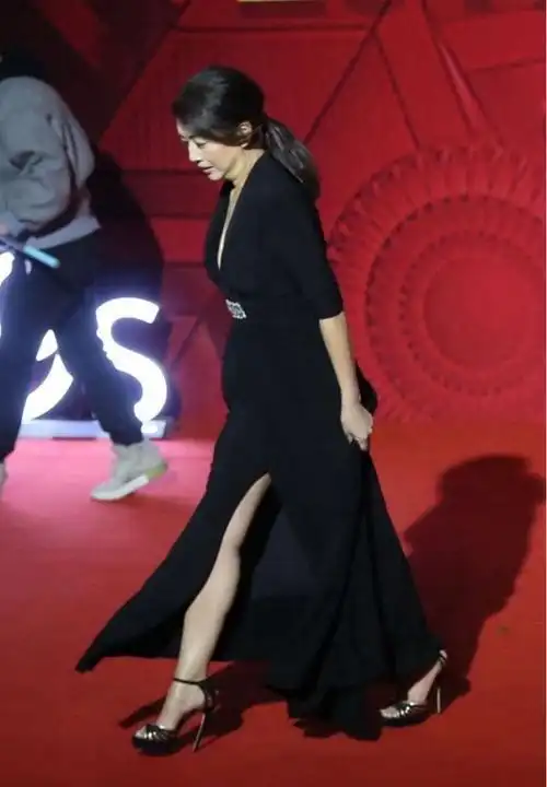 江珊不像是年过半百的人,穿黑色开叉裙秀曲线,年纪大了也爱美