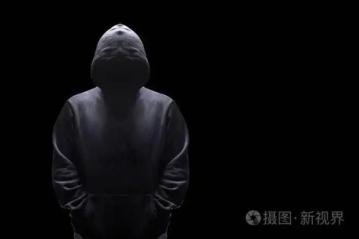 一个人的剪影在一个引擎盖上的黑色背景与文本的空间