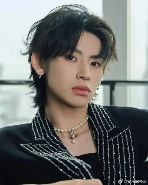 小鬼的珍珠正好卡在锁骨里##小鬼今天造型硬控我#小鬼王琳凯活动孕屯