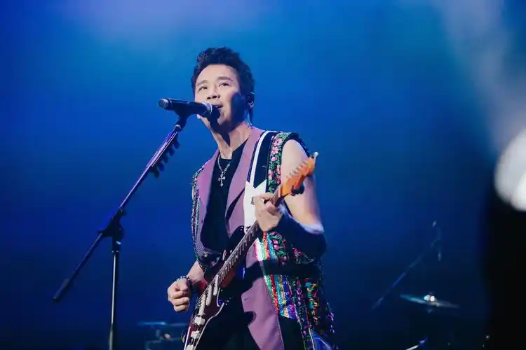 陶喆新加坡演唱会重现经典现场遭遇粉丝熊抱