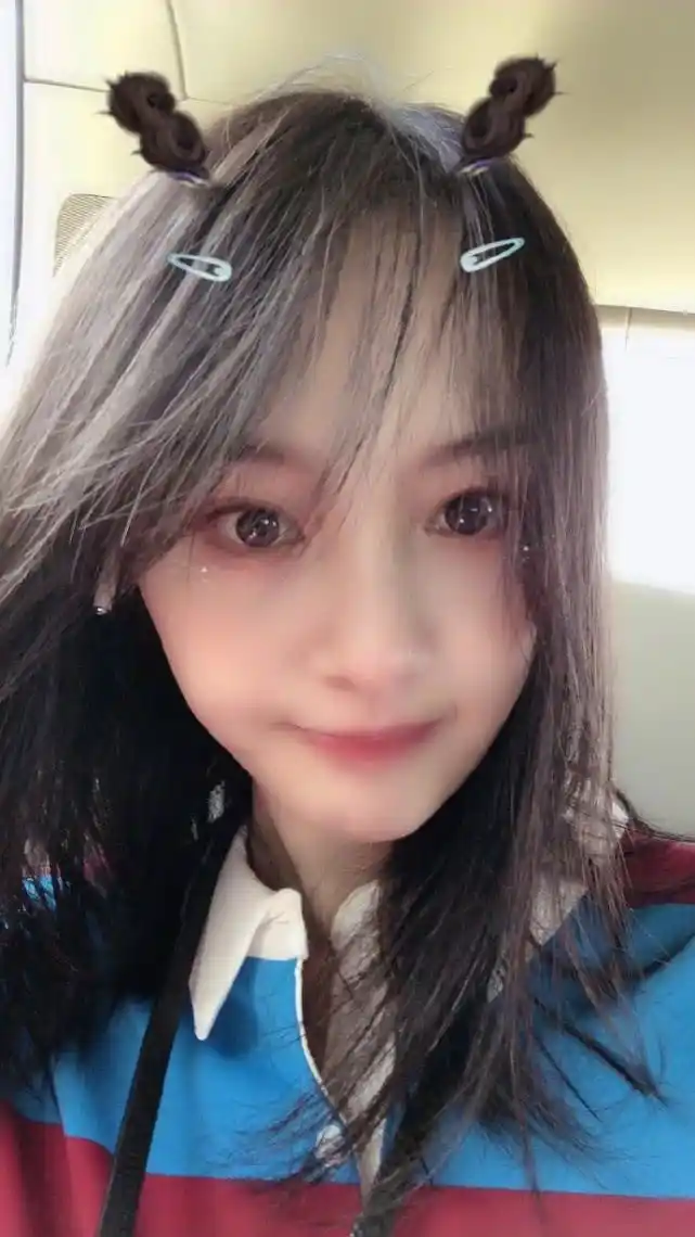 27岁郑爽晒自拍撒狗粮,一细节看出真爱,继张翰后终于找到幸福