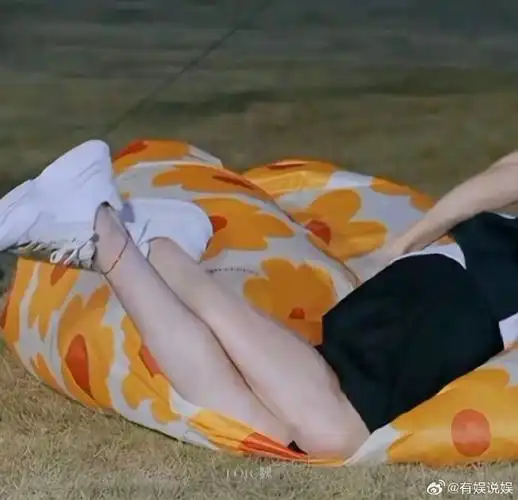 魏大勋脚脖系红绳