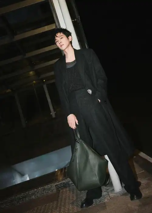 张若昀米兰时装周穿搭好a##张若昀米兰时装周造型好a