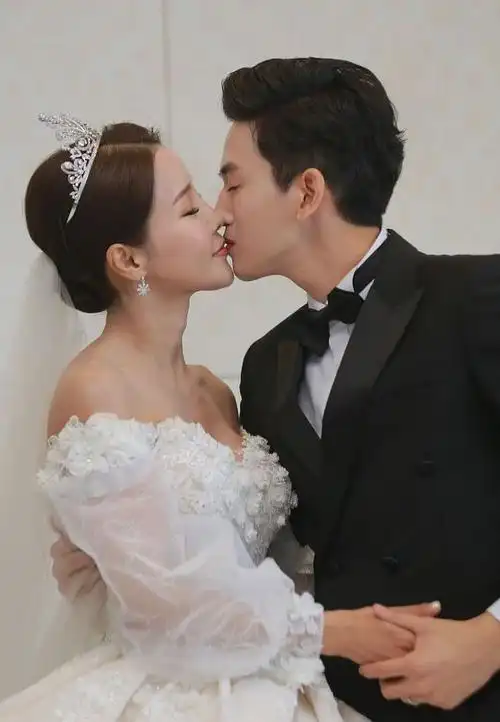 43岁的她终于嫁给了26岁小男友母亲曾说这段母子恋让她很丢脸