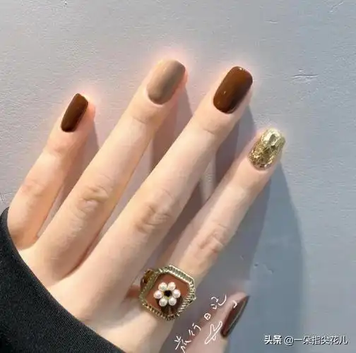 分享20款短指甲跳色美甲,色系搭配好,显白又好看|撞色|咖色_网易订阅