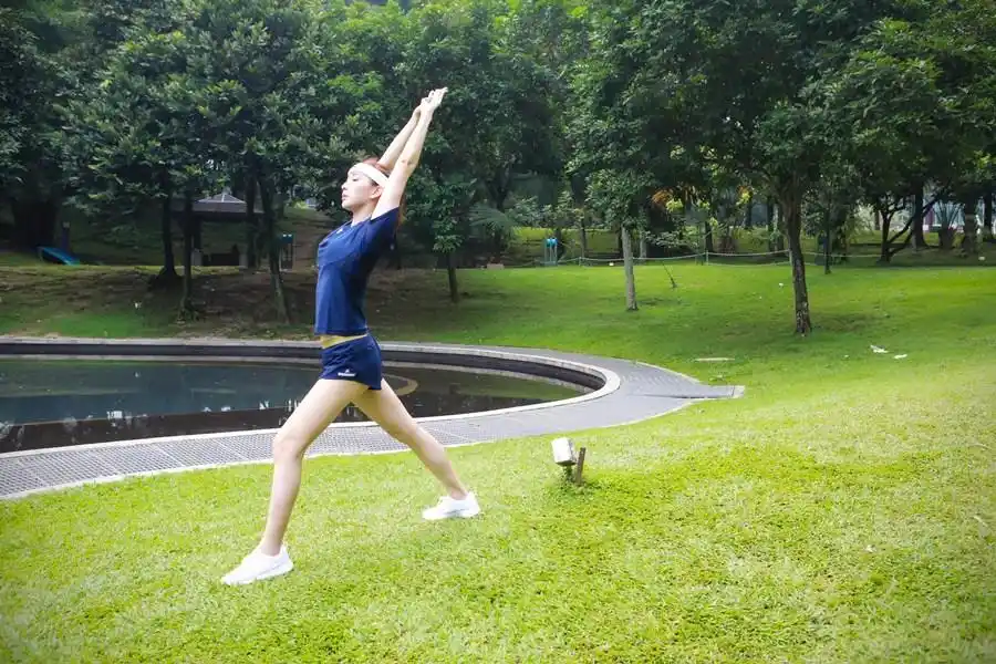 胡静跑步大秀纤长白皙美腿:胡静在公园