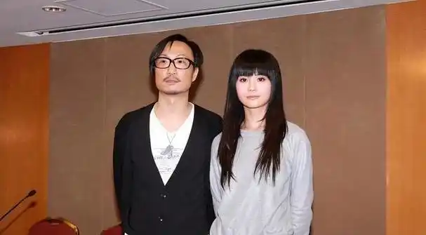 但我们不得不提阿sa,郑中基的前任.