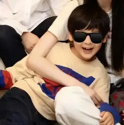 7岁小海绵太像黄晓明baby背靠超大花束晒全家福庆生照