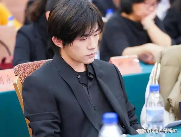 谁又能想到人民大会堂的镜头却成了明星真实颜值的照妖镜