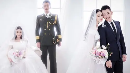 张馨予纯白拖地婚纱梦幻唯美 与老公亲密贴脸