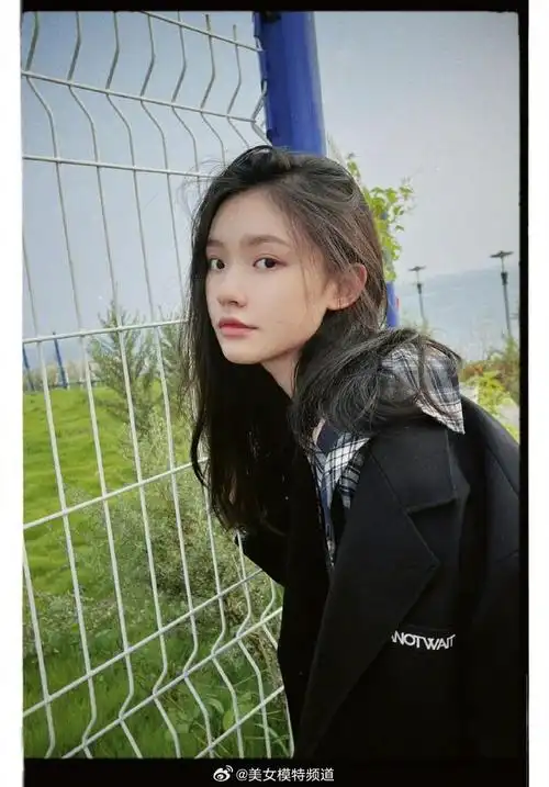 林允发日常照感谢粉丝陪伴 小西装格子衬衣乖巧甜美