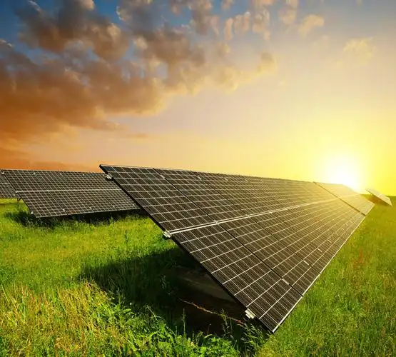 在日落下的太阳能电池板