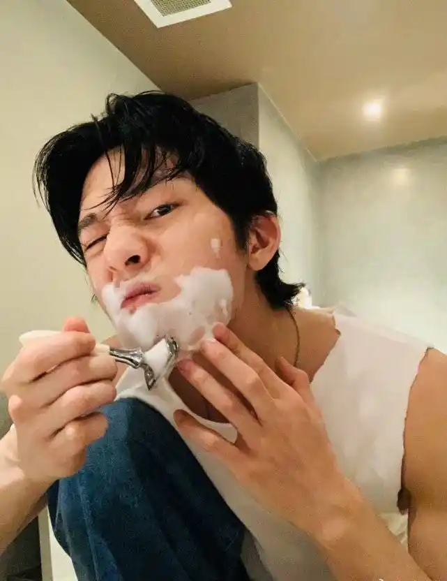 网曝井柏然抽烟的照片,被井宝帅气的姿势给吸引了,真的有点酷