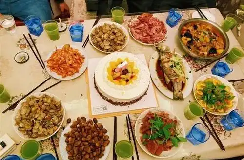 老公生日,我特意下厨庆祝,一桌菜上桌,朋友都夸他太有口福了!