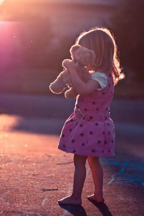 西方人,儿童,头发,一个人,站,竖图,室外,侧面,游戏,纯洁,日落,日光