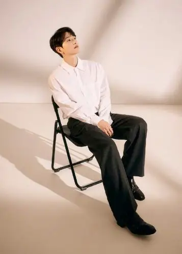 网飞公司发布的海报中,宋仲基身材白衬衫黑色呢绒宽腿裤,简简单单的穿