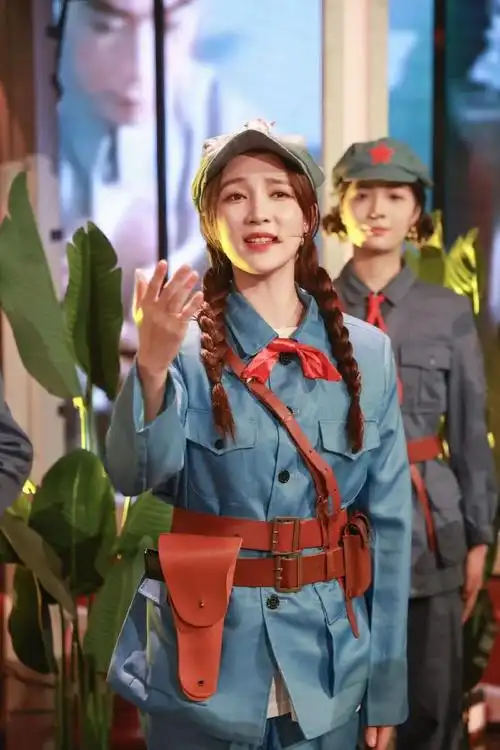 孟佳文艺女兵造型##孟佳文艺女兵造型好飒