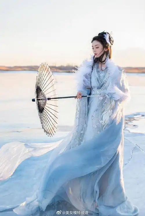 古力娜扎冰面仙羽写真释出 一袭古装白衣好似仙女下凡