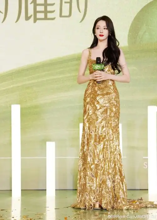 迪丽热巴超话@dear-迪丽热巴两套造型搭配不同颜色 anastasia 高跟鞋