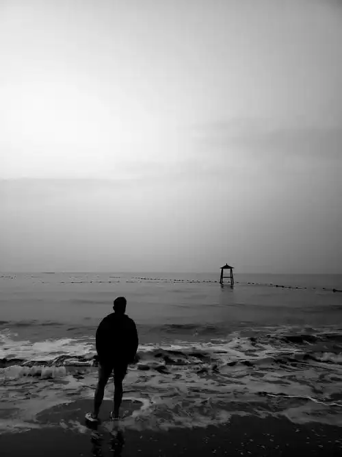 九月份去海边朋友帮我拍的背影