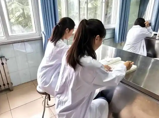 我劝你不要生病,医学生:知道我们怎么上网课的,你就知道了