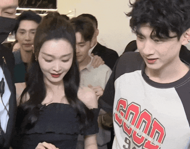 有一种整容叫宋轶恋爱,男友白敬亭没什么变化,她却像换了一个人