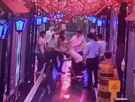 深夜酒醉起口角纠纷福州一ktv内发生打架斗殴