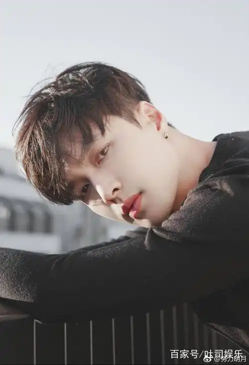 张艺兴拼色外套呆萌帅气,卷发刘海尽显可爱,犹如初恋的大男孩