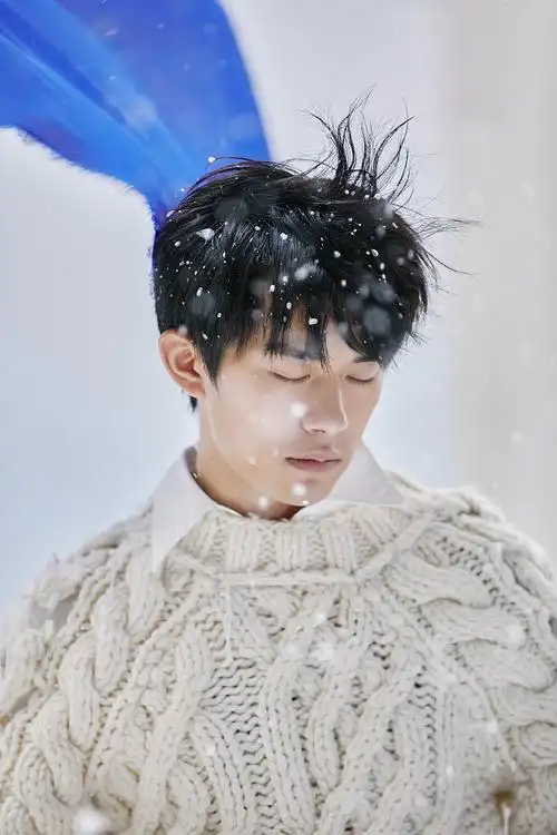 易烊千玺冬日大片高级感满满风雪中行走化身冥想者