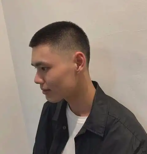 锅盖头x寸头的搭配不只有干练利落男子汉气息,还多了几分复古味道锅盖