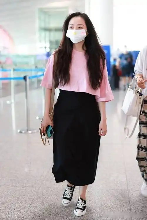 街拍:张靓颖粉色t恤 黑色半身裙 帆布鞋甜美休闲_机场_北京_张靓颖