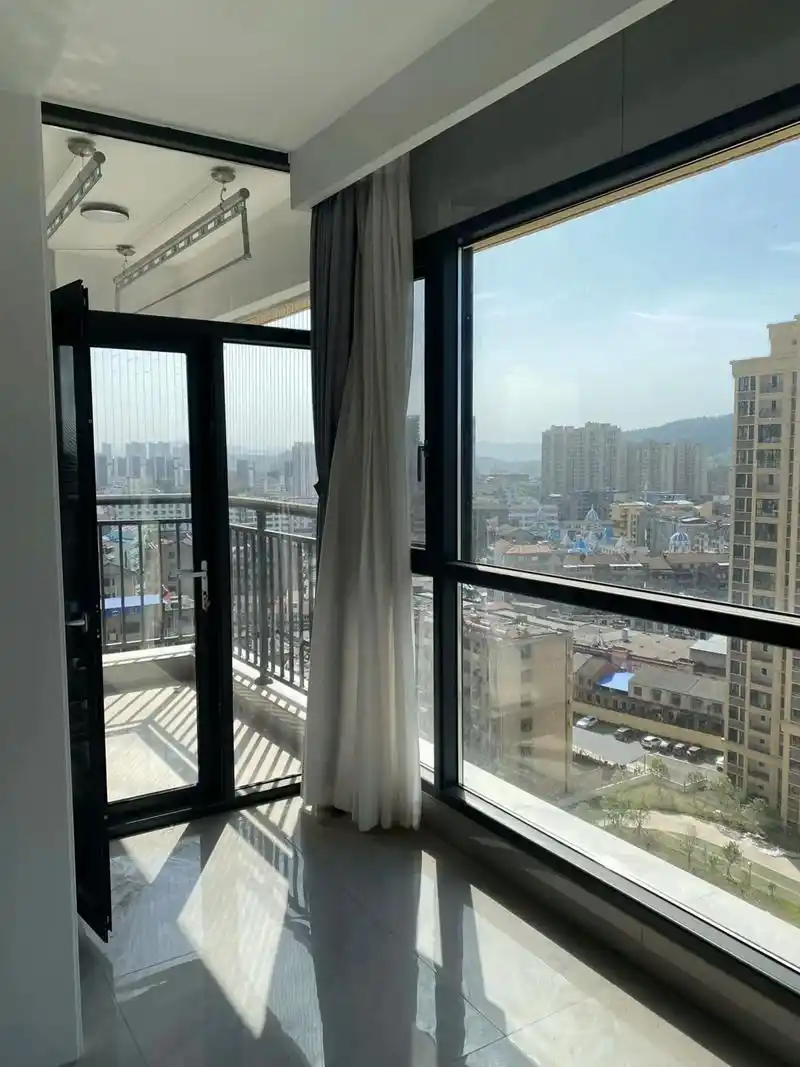 双阳台新玩法?封一半?封窗的争议一直很大,有人喜欢封有人喜 - 抖音