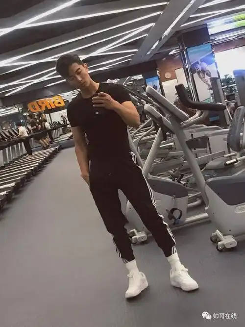 白袜长腿肌肉男开退自拍拥有大胸腹肌的摄影师a炸了