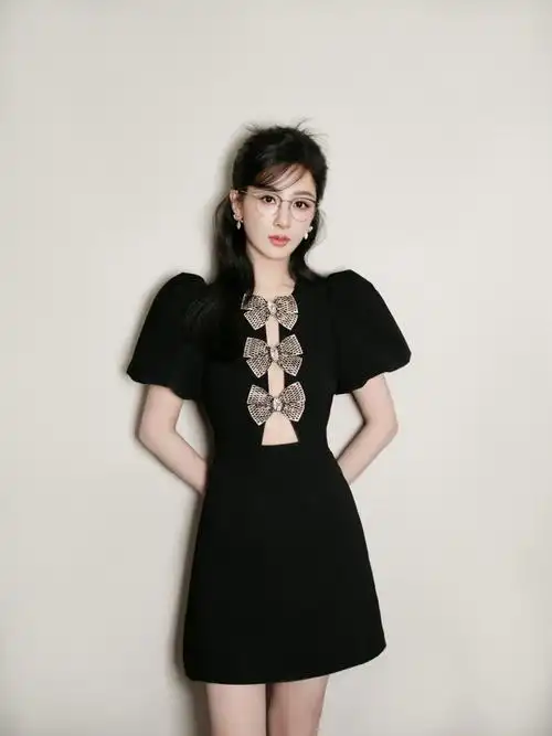 杨紫最新活动美照穿镂空黑裙又瘦又美甜辣造型好惊艳