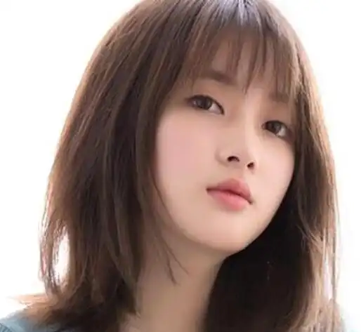 自然斜搭的刘海突显出女性的青春活力,不显做作,栗色的中长发发型随意