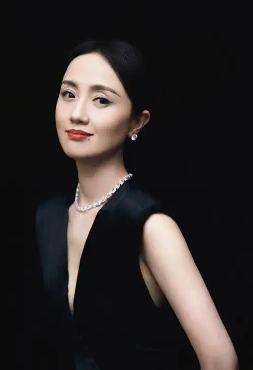 朱媛媛获金鸡奖最佳女配角穿白礼服优雅动人曾为孩子放弃潜伏