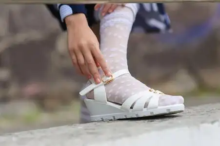凉鞋女孩图片