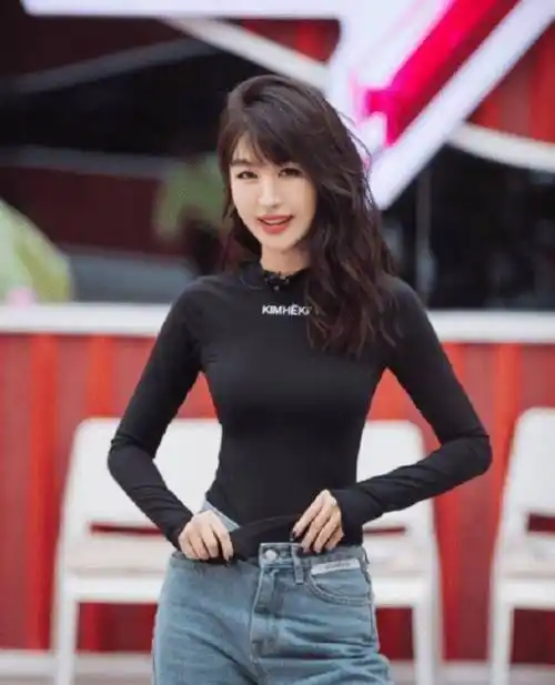 李菲儿为秀身材拼了!故意穿黑色"无痕衣"出镜,别说还真挺显瘦