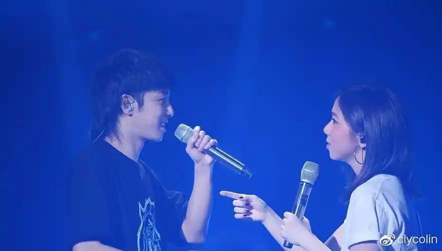 华晨宇和张碧晨疑同居发糖两人拍照背景相同张碧晨晒睡照好美