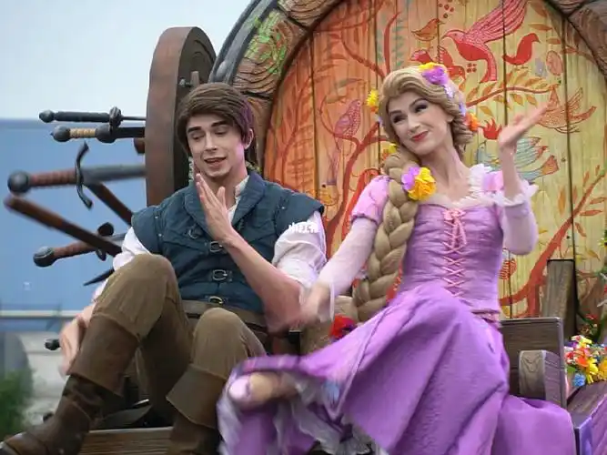 魔发奇缘花车乐佩和尤金